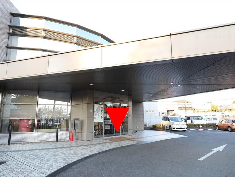 正面玄関ロータリー前